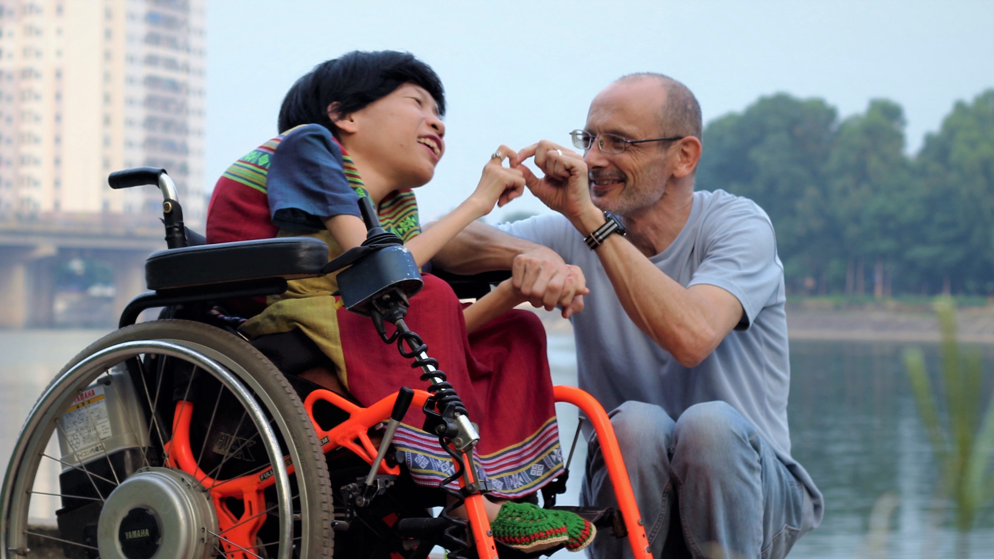 Chuyen tinh co tich cua nu giam doc khuyet tat va chang ky su nguoi Uc hinh anh