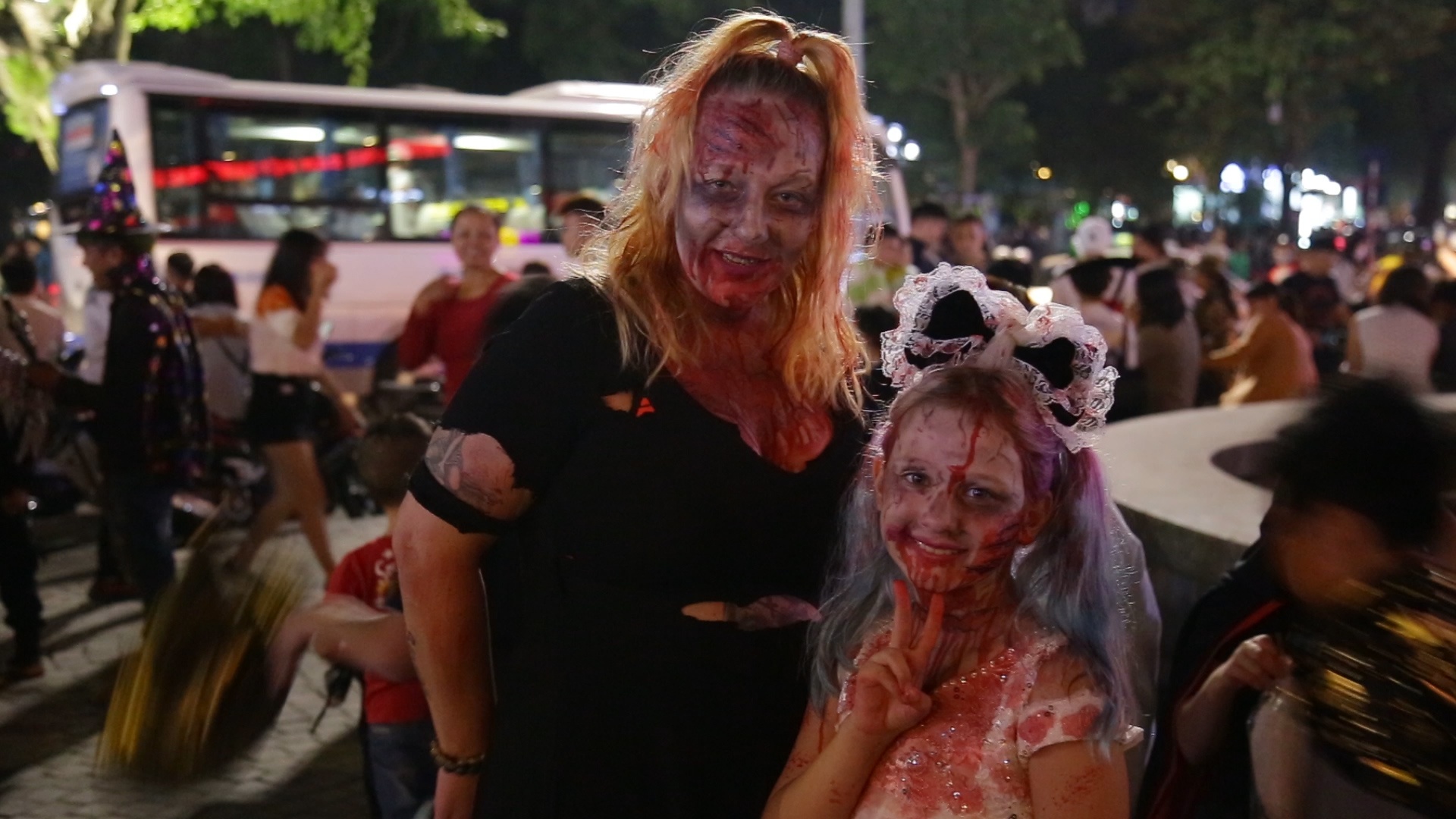 Khach nuoc ngoai deo mat na quy 'lang thang' tren pho Ha Noi hinh anh