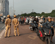 Canh hang tram nguoi dat xe may nguoc chieu tren via he Ha Noi hinh anh