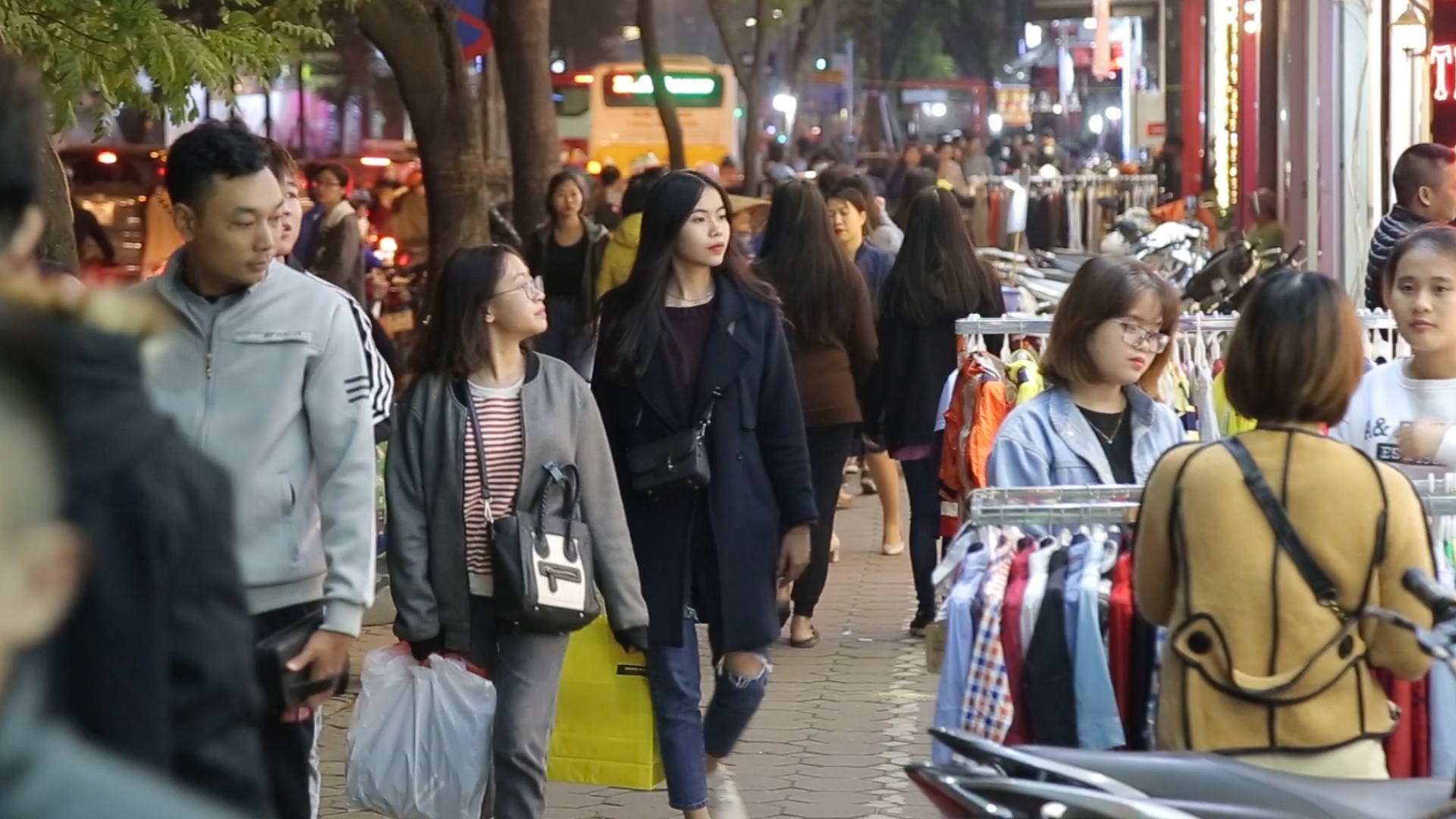 Tap nap mua sam dem truoc Black Friday hinh anh