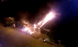 Xuong bao duong oto chay du doi trong dem hinh anh