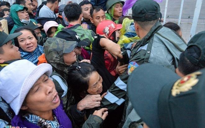 CDV buc xuc khi khong mua duoc ve Viet Nam vs Philippines hinh anh