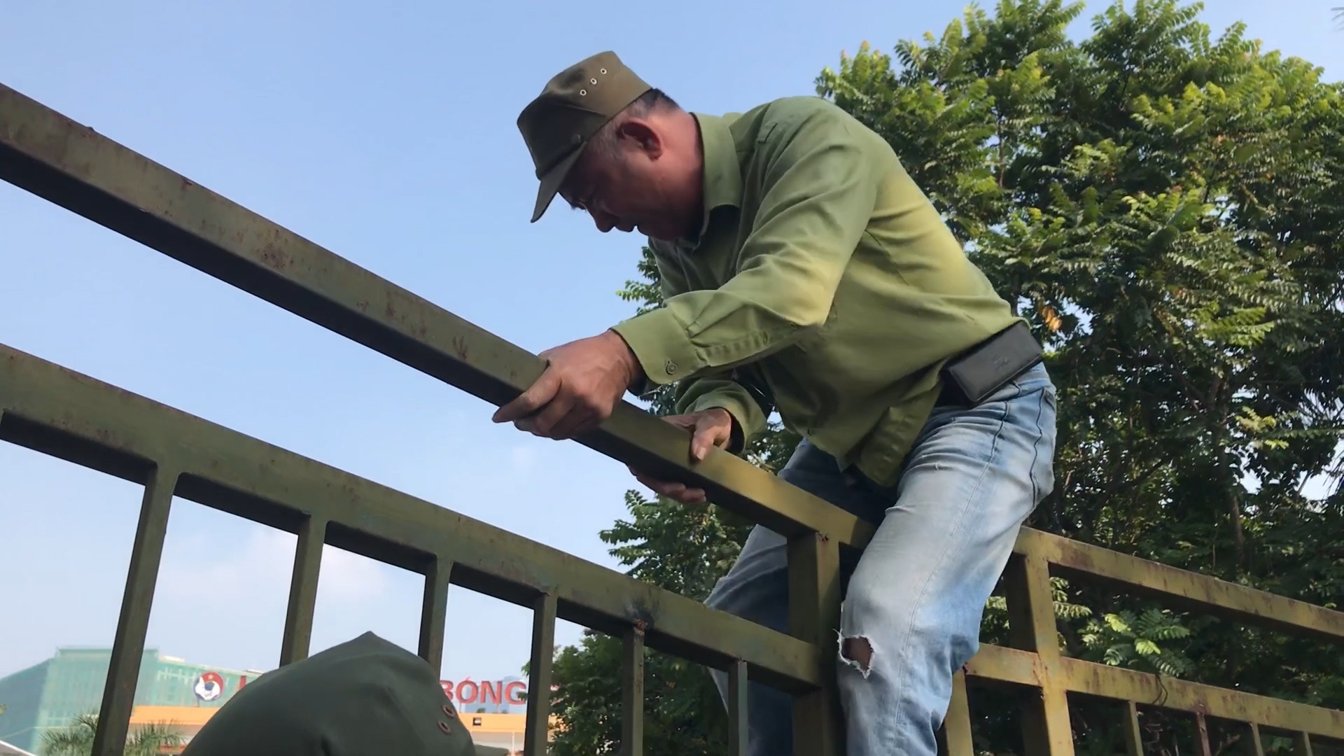 Nguoi dan bao vay tru so VFF doi mua ve tran ban ket AFF Cup hinh anh