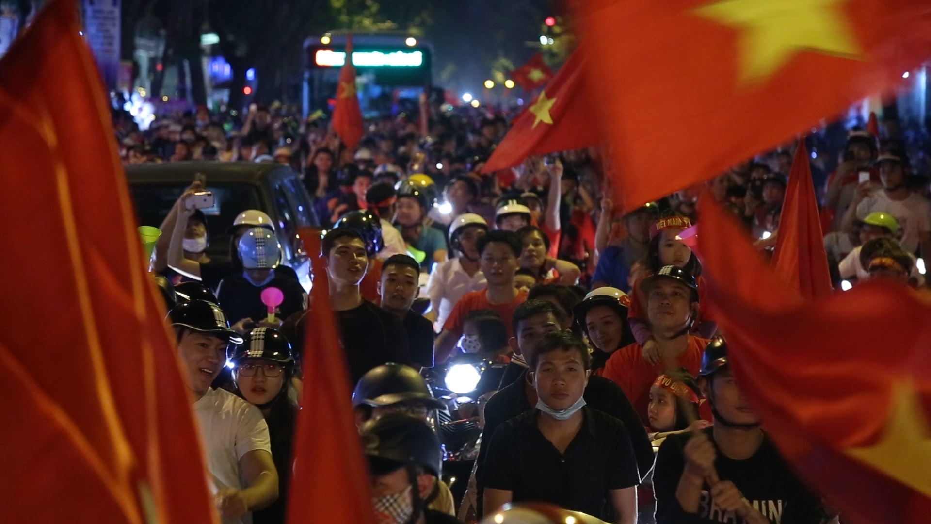 Hang nghin co dong vien do ve pho di bo Ho Guom hinh anh