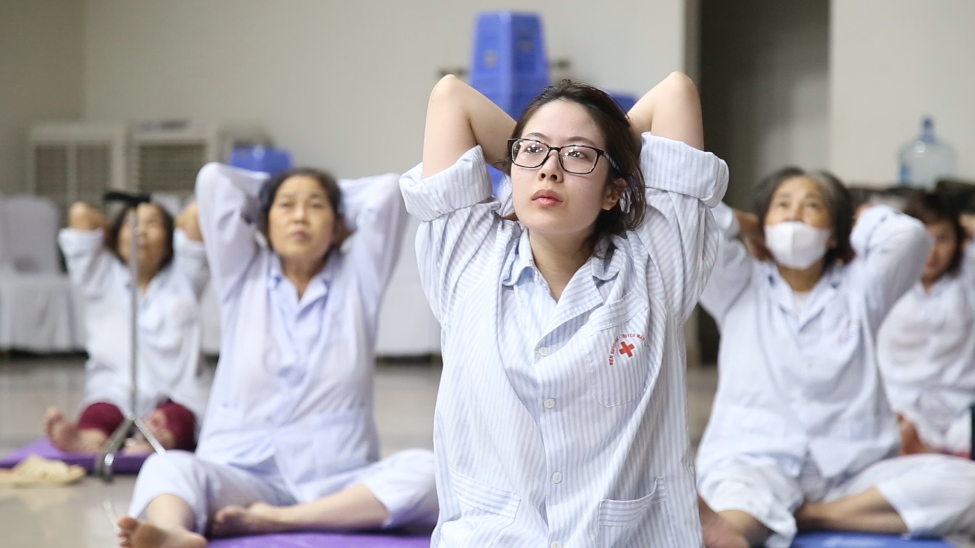 Benh vien moi thay giao nuoc ngoai day Yoga cho benh nhan hinh anh