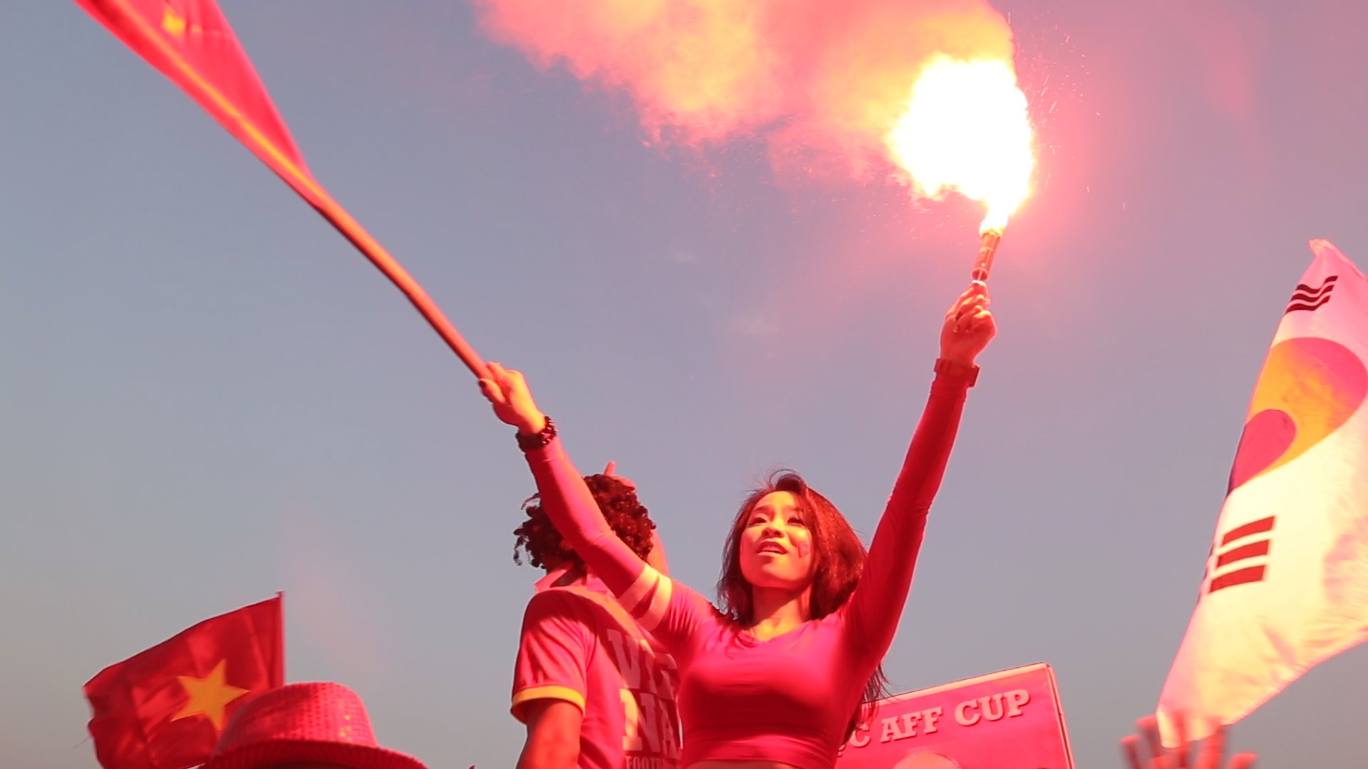 Phao sang, co, hoa nhuom do san My Dinh truoc ban ket hinh anh