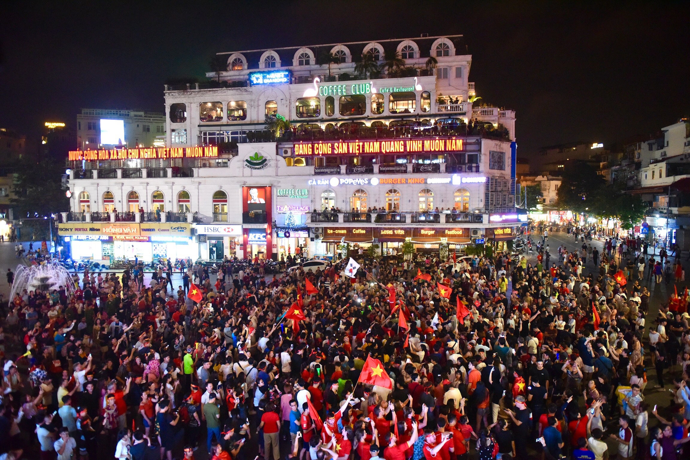 Bien nguoi nhuom do khu vuc ho Guom sau chien thang cua tuyen VN hinh anh