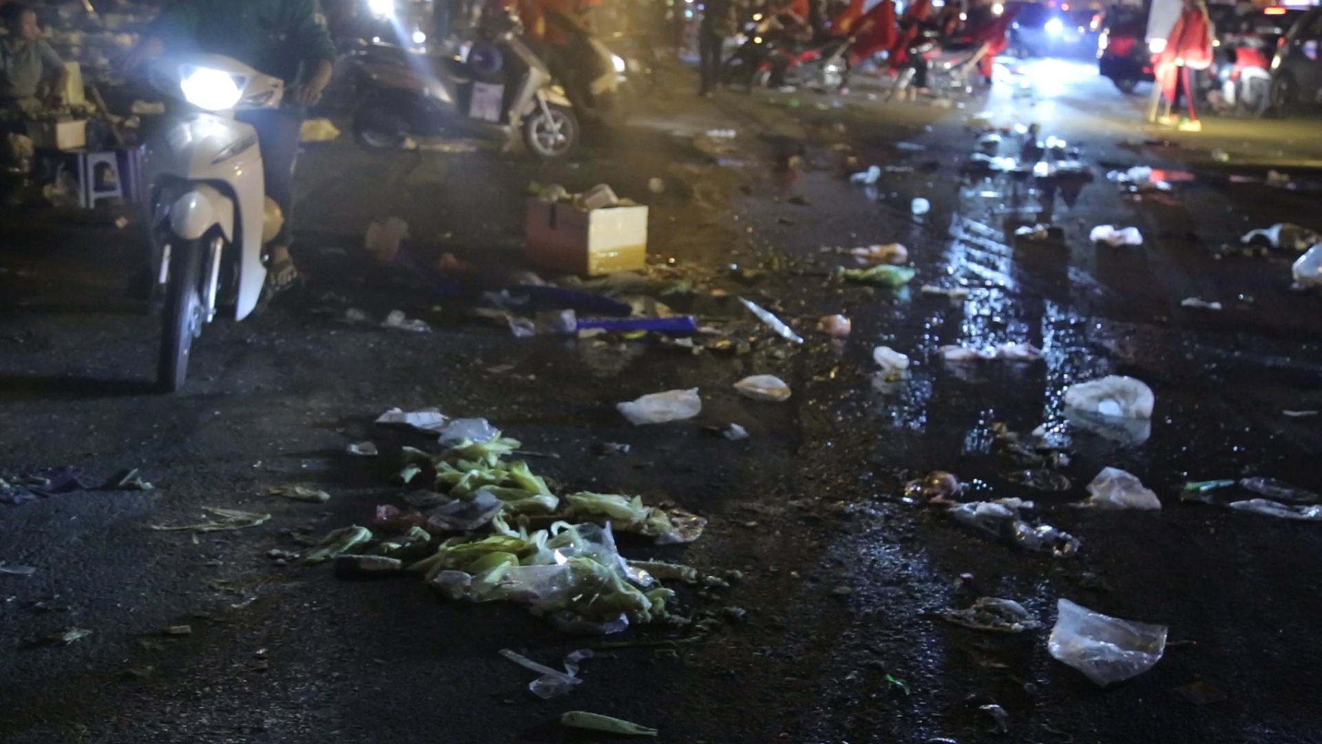 Duong ngap rac sau dem 'bao' cua nguoi ham mo hinh anh