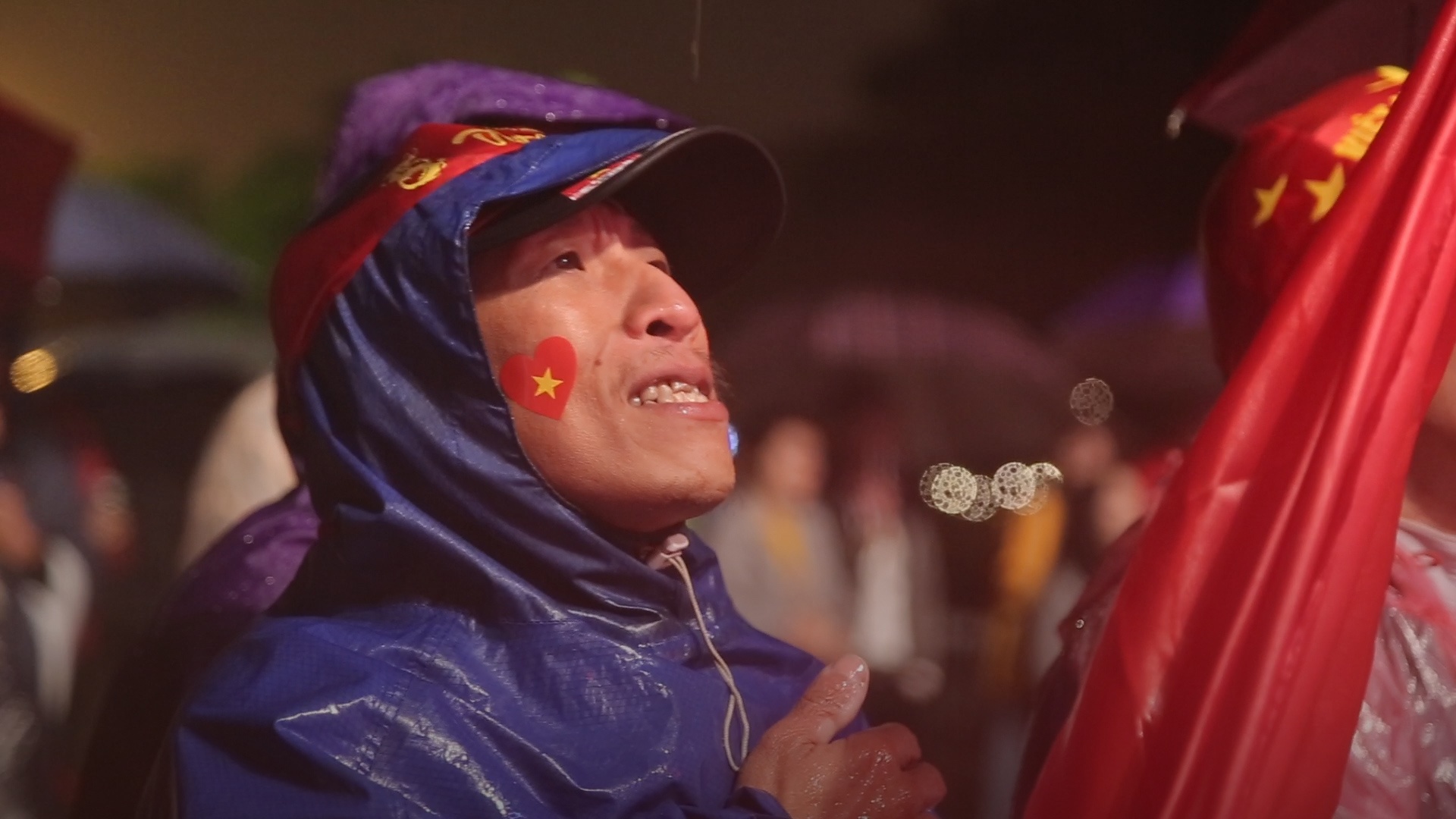 Nguoi ham mo thu do doi mua ret theo doi tran chung ket hinh anh