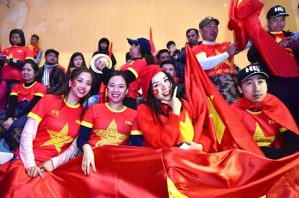 Co dong vien Ha Noi doi mua den san Hang Day co vu tuyen Viet Nam hinh anh