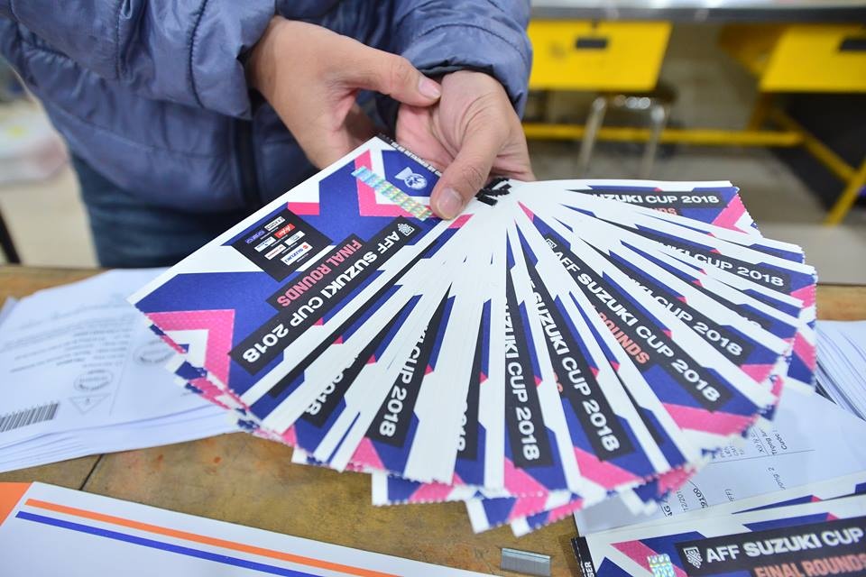 CDV nhan ve tran chung ket luot ve AFF Cup qua duong buu dien hinh anh