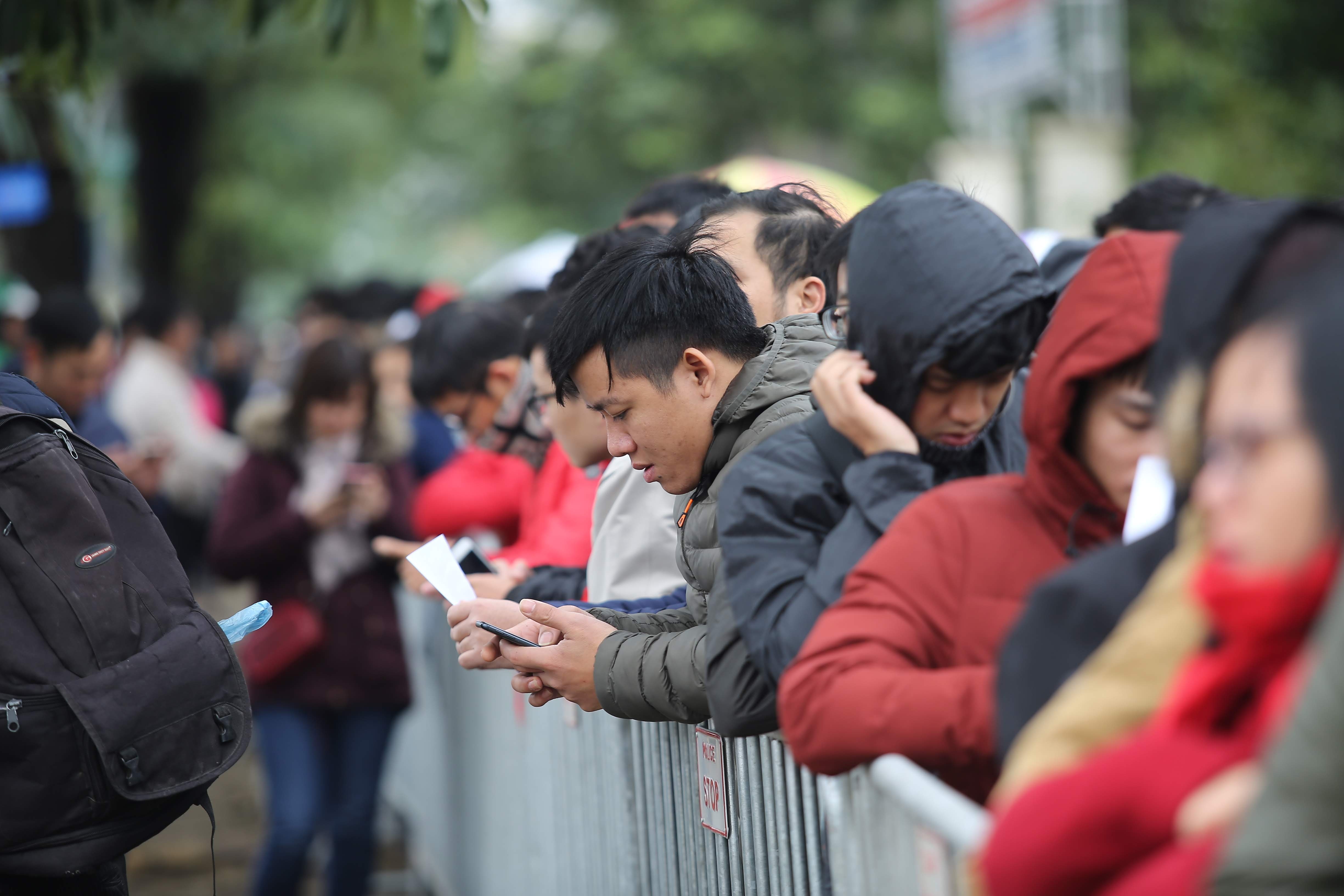 Hang tram nguoi xep hang nhan ve chung ket AFF Cup trong troi ret hinh anh