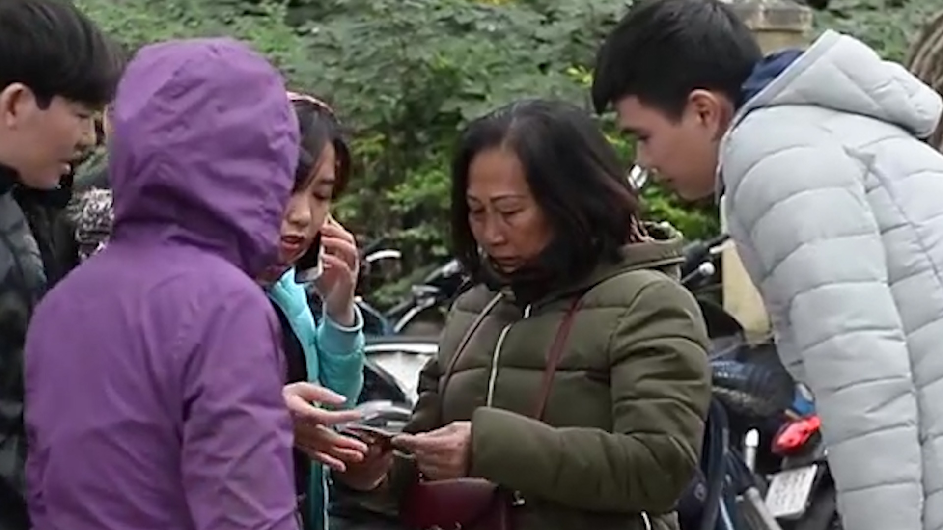 Ve 'cho den' tang cao truoc tran chung ket luot ve AFF Cup hinh anh