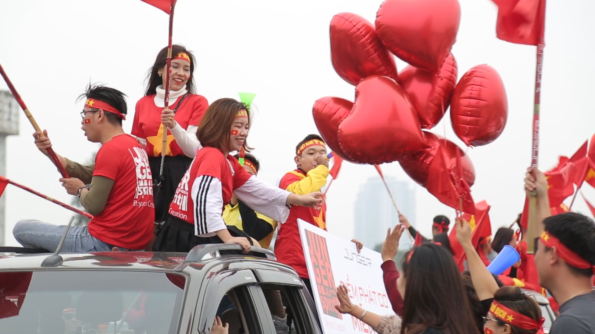 Nguoi ham mo nhuom do san My Dinh truoc tran chung ket hinh anh