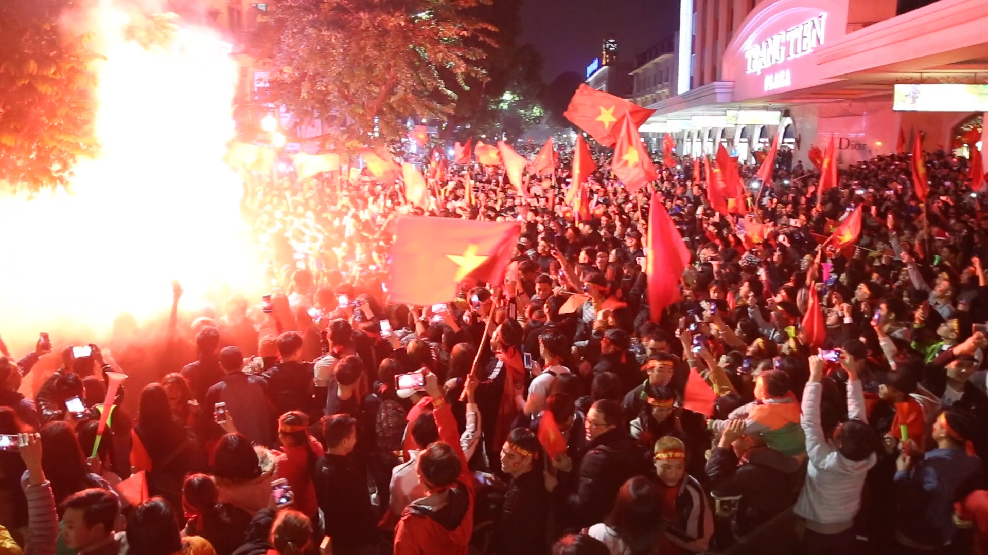 Bien nguoi nhuom do trung tam Ha Noi hinh anh