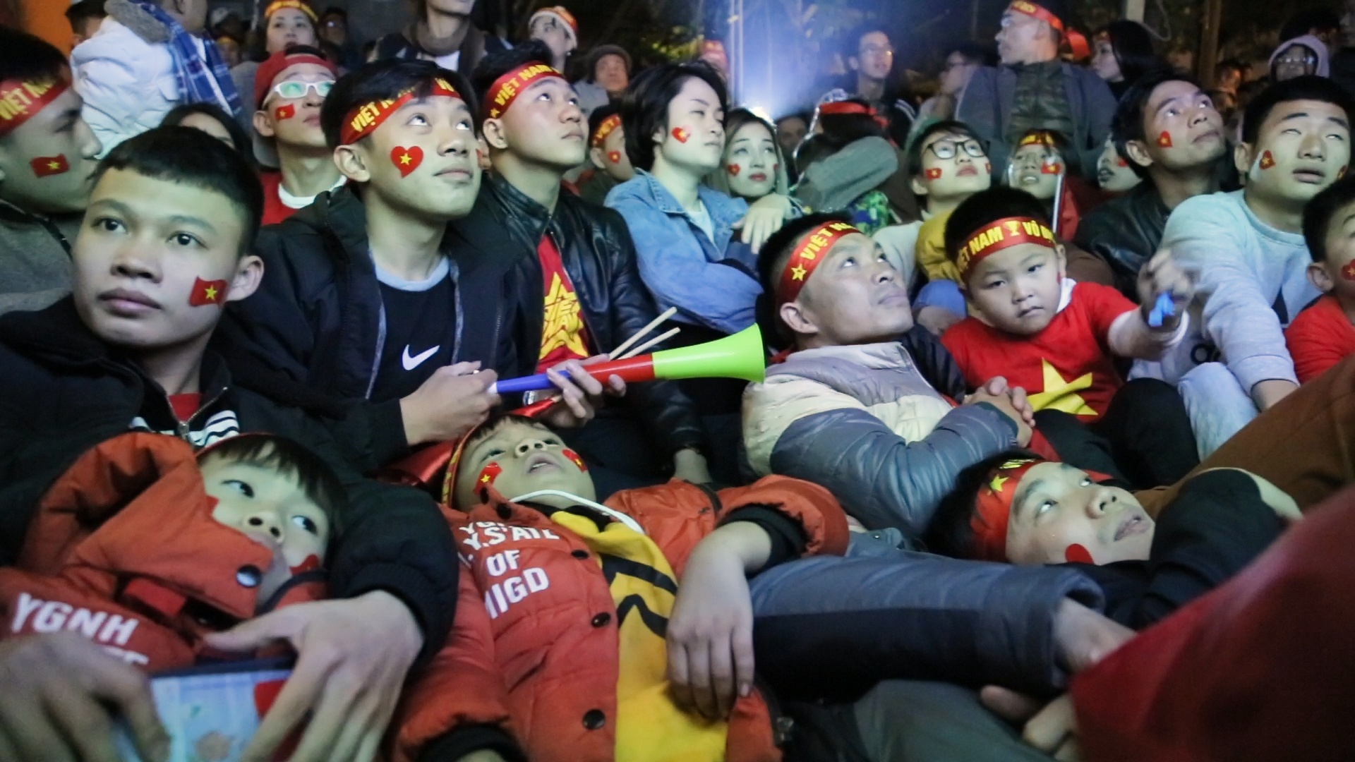 Hang quan qua tai, nguoi dan nam len nhau xem tran chung ket AFF Cup hinh anh