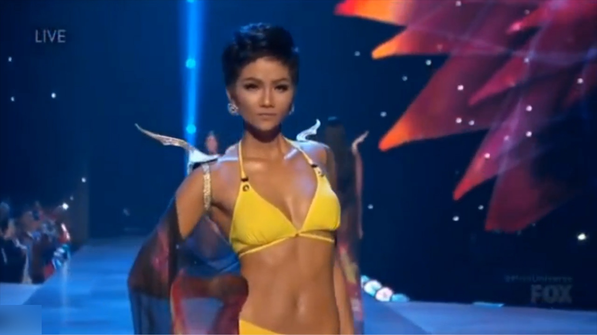 Top 10 Hoa hau Hoan vu 2018 trinh dien bikini nong bong hinh anh