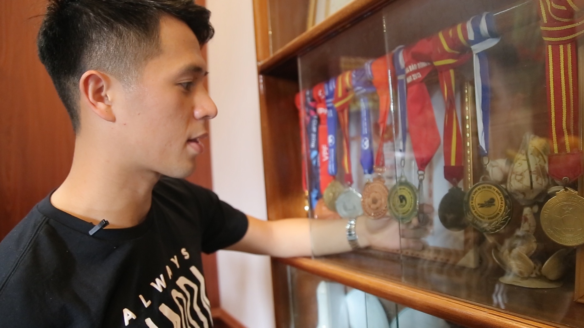 Kham pha kho huy chuong cua 'chuyen gia kem Tay' Dinh Trong hinh anh