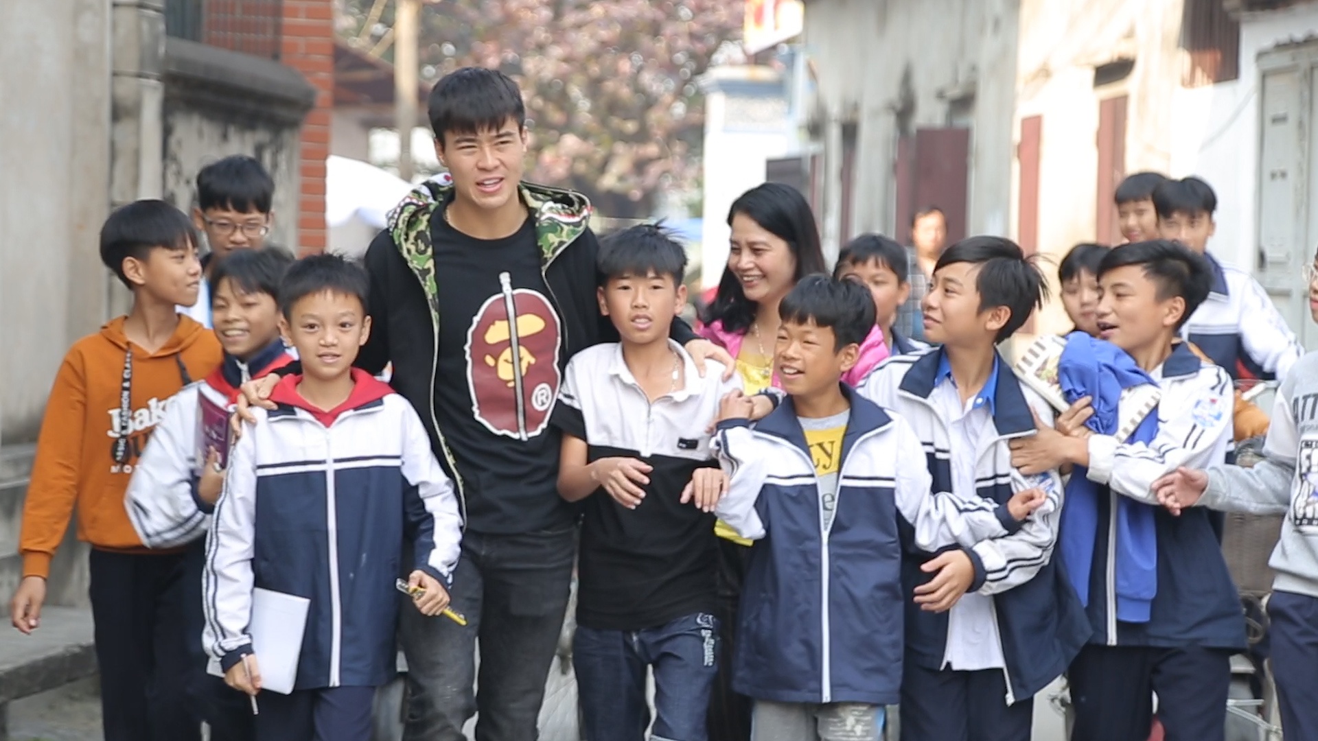 Nguoi dan que nha vay kin xin chu ky, chup hinh cung Manh 'gat' hinh anh