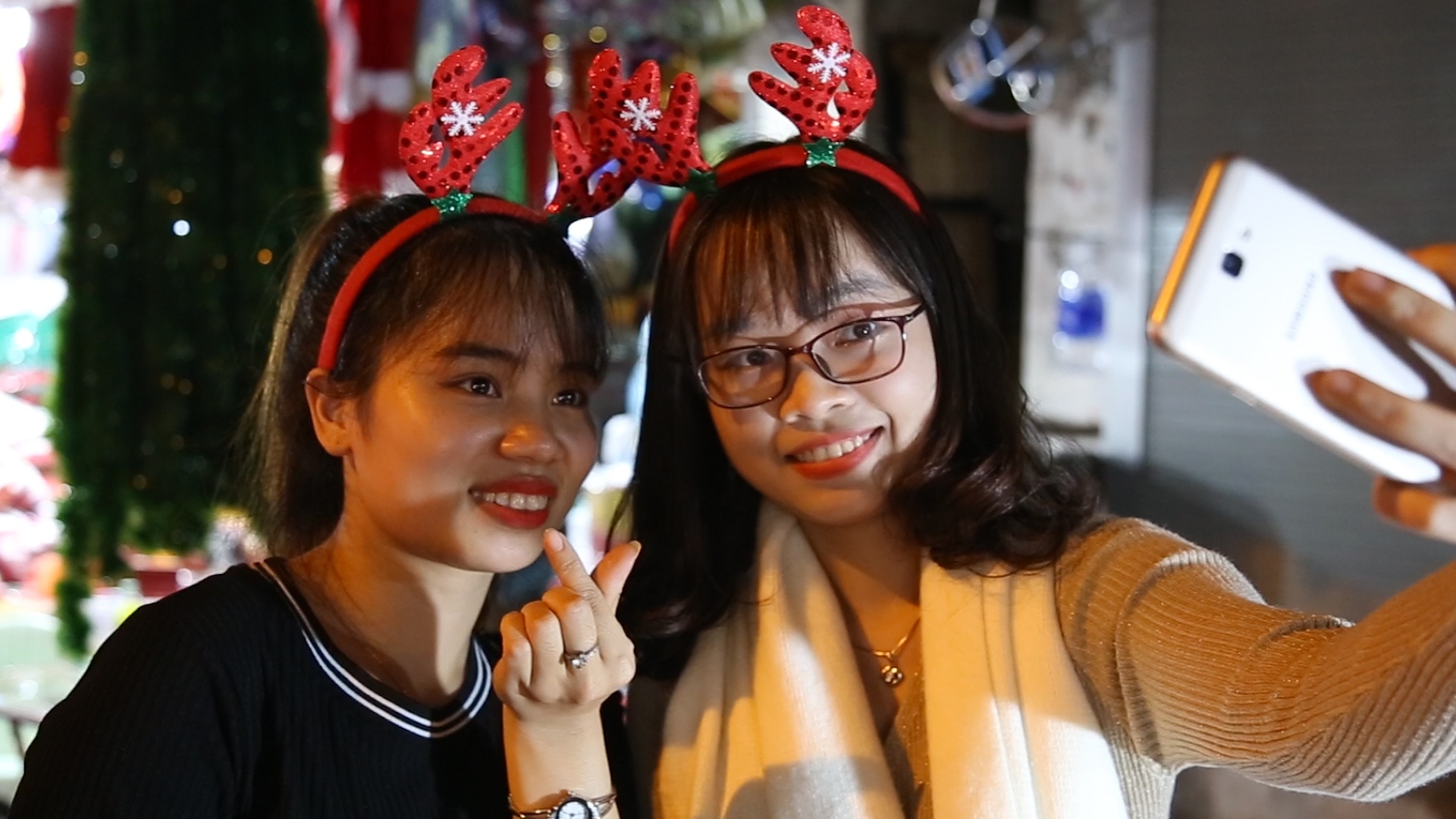 Nhon nhip cho do Giang sinh Ha Noi hinh anh