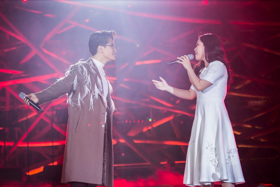 Ha Anh Tuan song ca voi Thuy Chi trong live show hinh anh