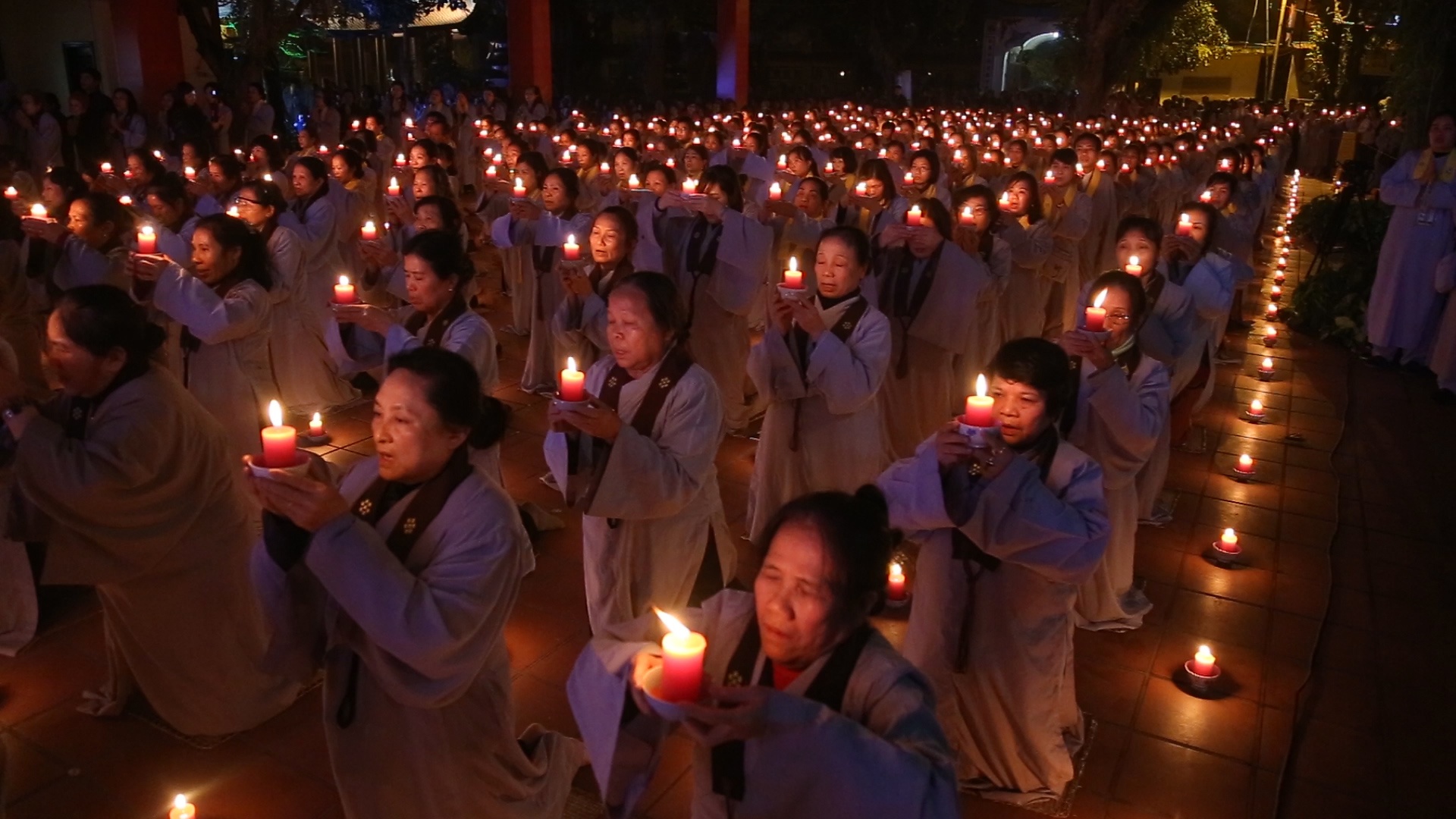 Lung linh dem hoi hoa dang ngay duc Phat thanh dao hinh anh