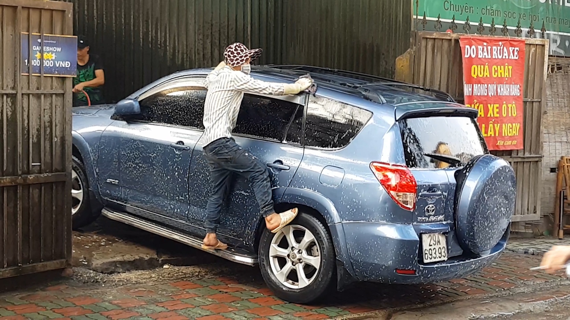 Kiem hang chuc trieu rua xe nhung ngay giap Tet hinh anh