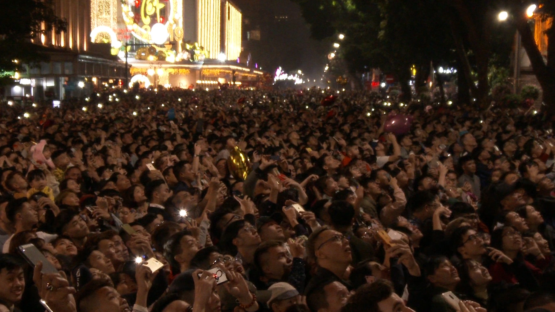 Hang nghin nguoi don giao thua tai pho di bo ho Guom hinh anh