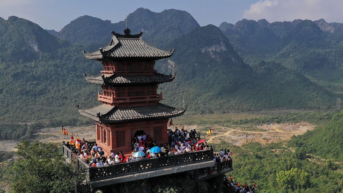 Ca nghin nguoi den chiem bai chua Tam Chuc lon nhat the gioi hinh anh