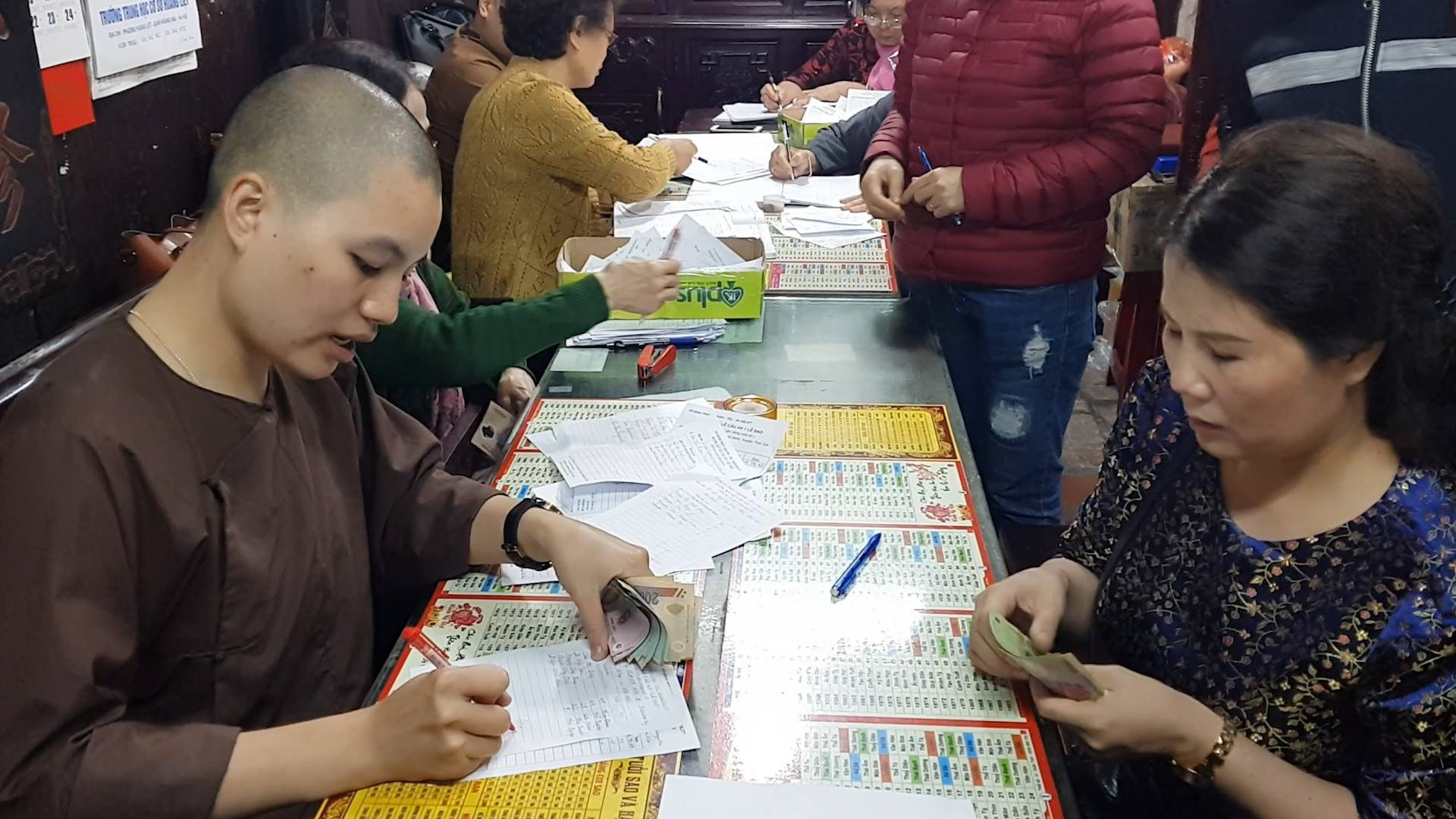 Lo gap tai uong, nhieu nguoi den chua dang sao giai han hinh anh