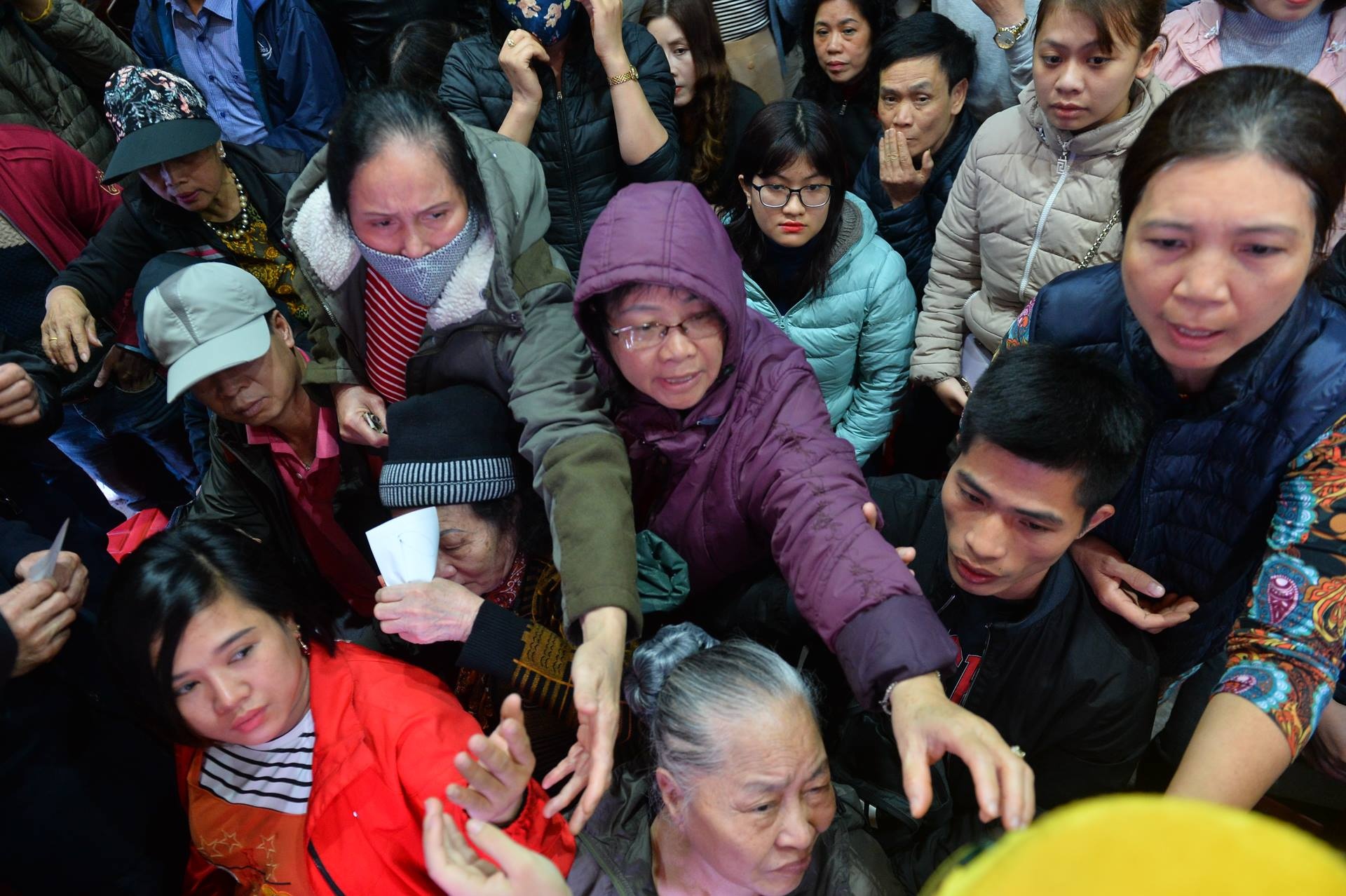 Chen lan, cai va o pho vang ngay via Than Tai hinh anh