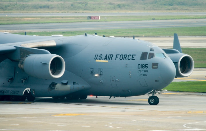 'Ngua tho' C-17 tiep tuc dap xuong san bay Noi Bai hinh anh