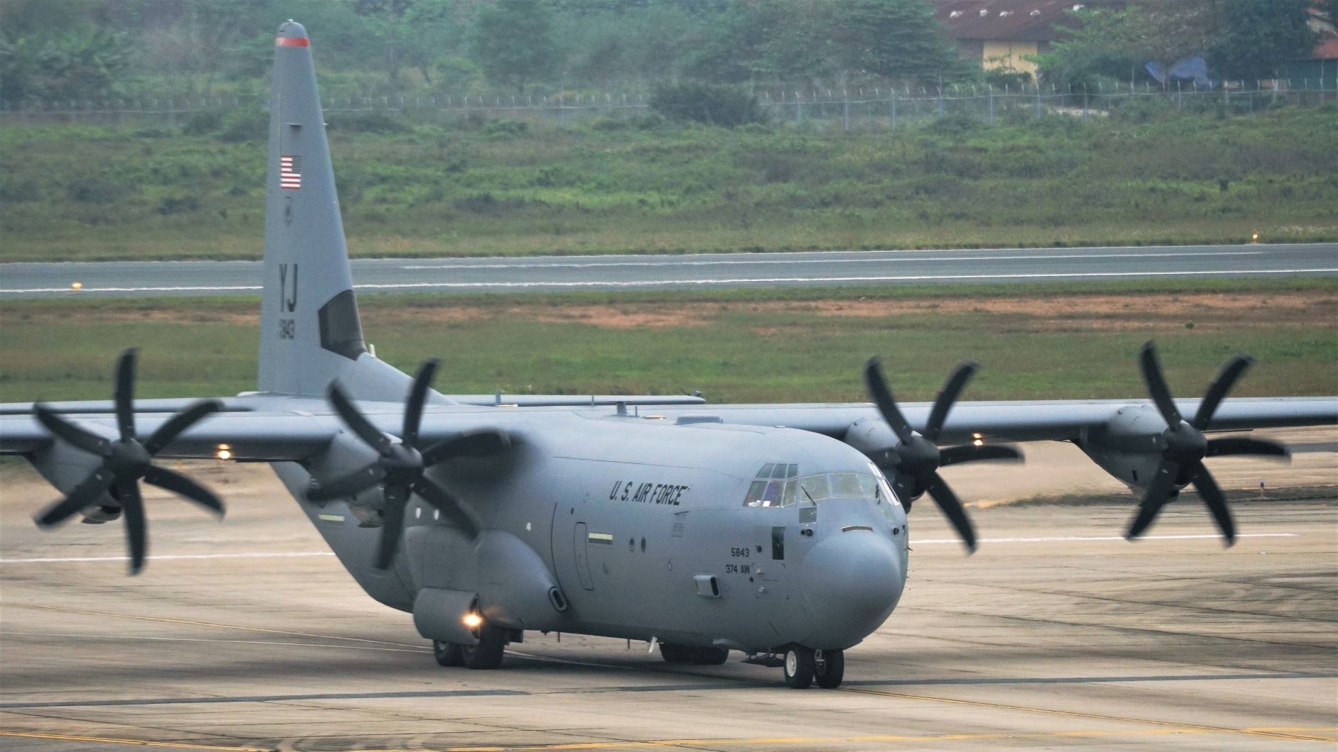 Sau 'ngua tho' C-17, den luot may bay C-130 dap xuong Noi Bai hinh anh
