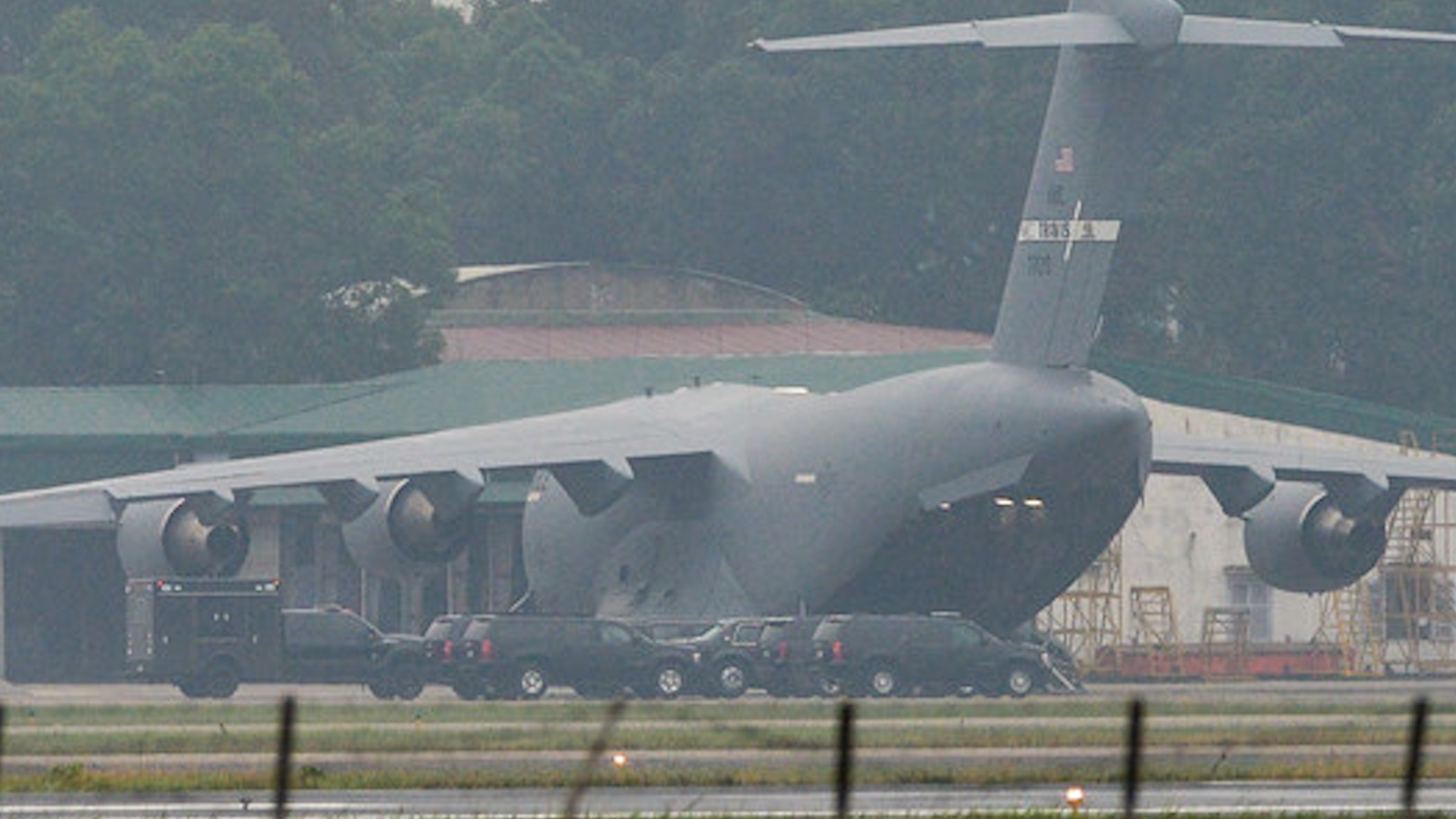 Xe 'Quai thu' ho tong Tong thong Trump duoc dua den Noi Bai hinh anh