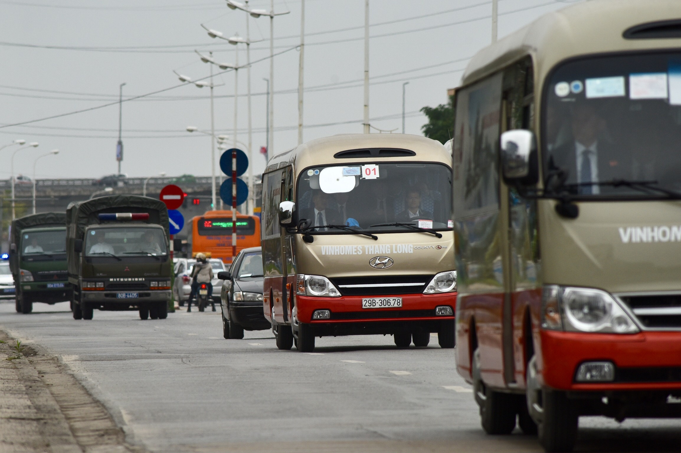 Doan xe cho nhan vien an ninh Trieu Tien roi Noi Bai ve Ha Noi hinh anh