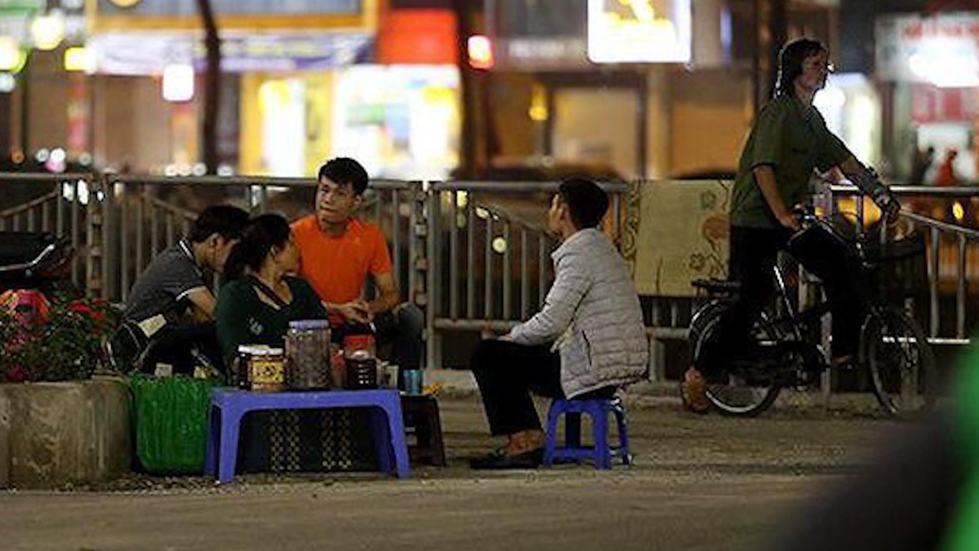 Hang quan chiem dung duong cho nguoi di bo ven song To Lich hinh anh