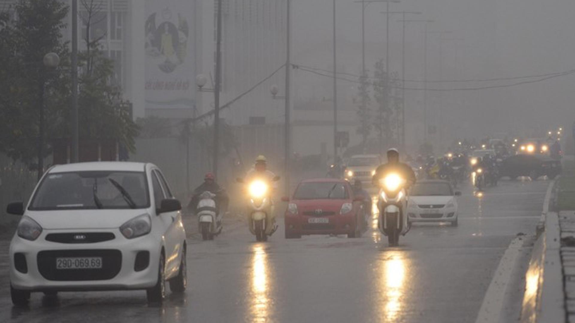 Ha Noi mu mit giua ban ngay, giao thong hon loan hinh anh