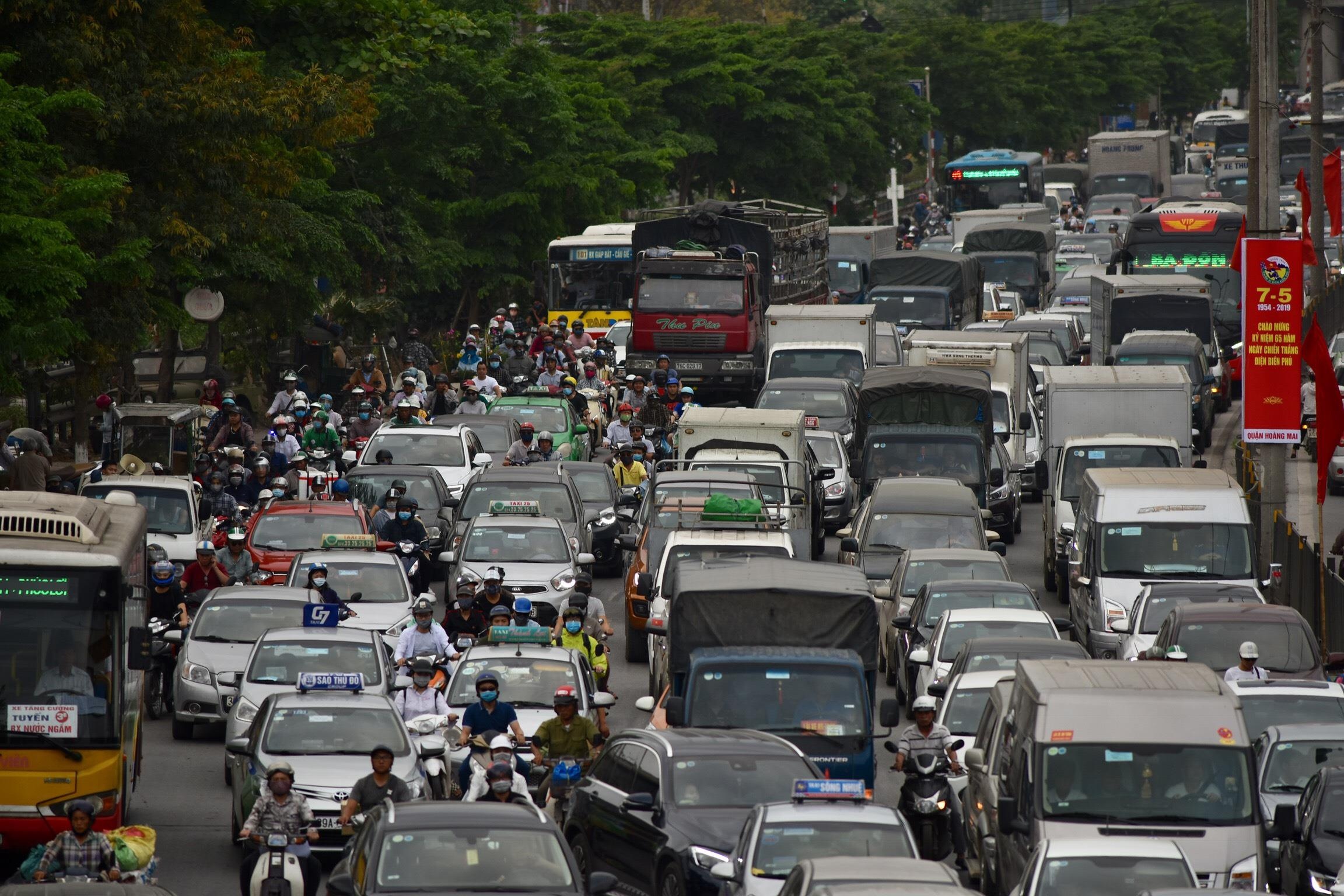 Nhieu tuyen duong o Ha Noi te liet truoc ky nghi le hinh anh