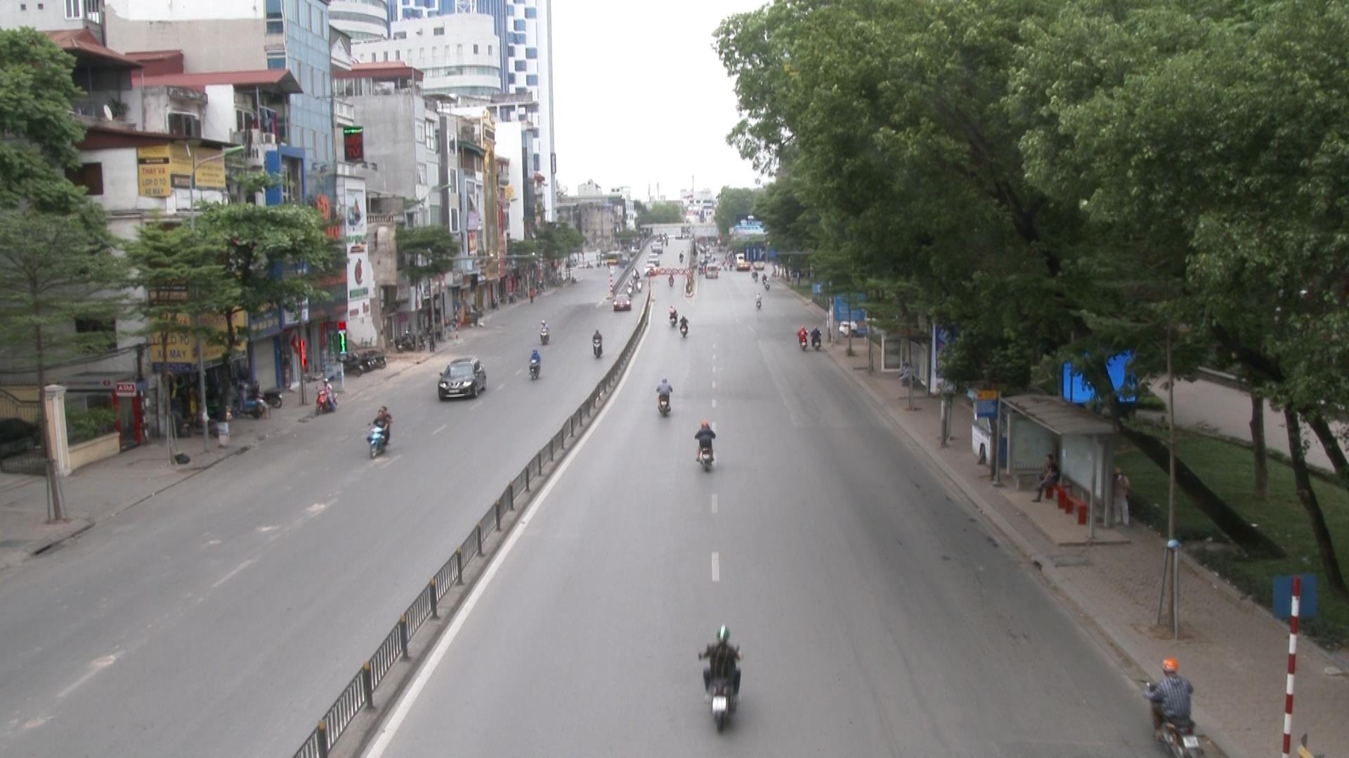 Duong pho Ha Noi vang ve, hang quan e am dip nghi le hinh anh