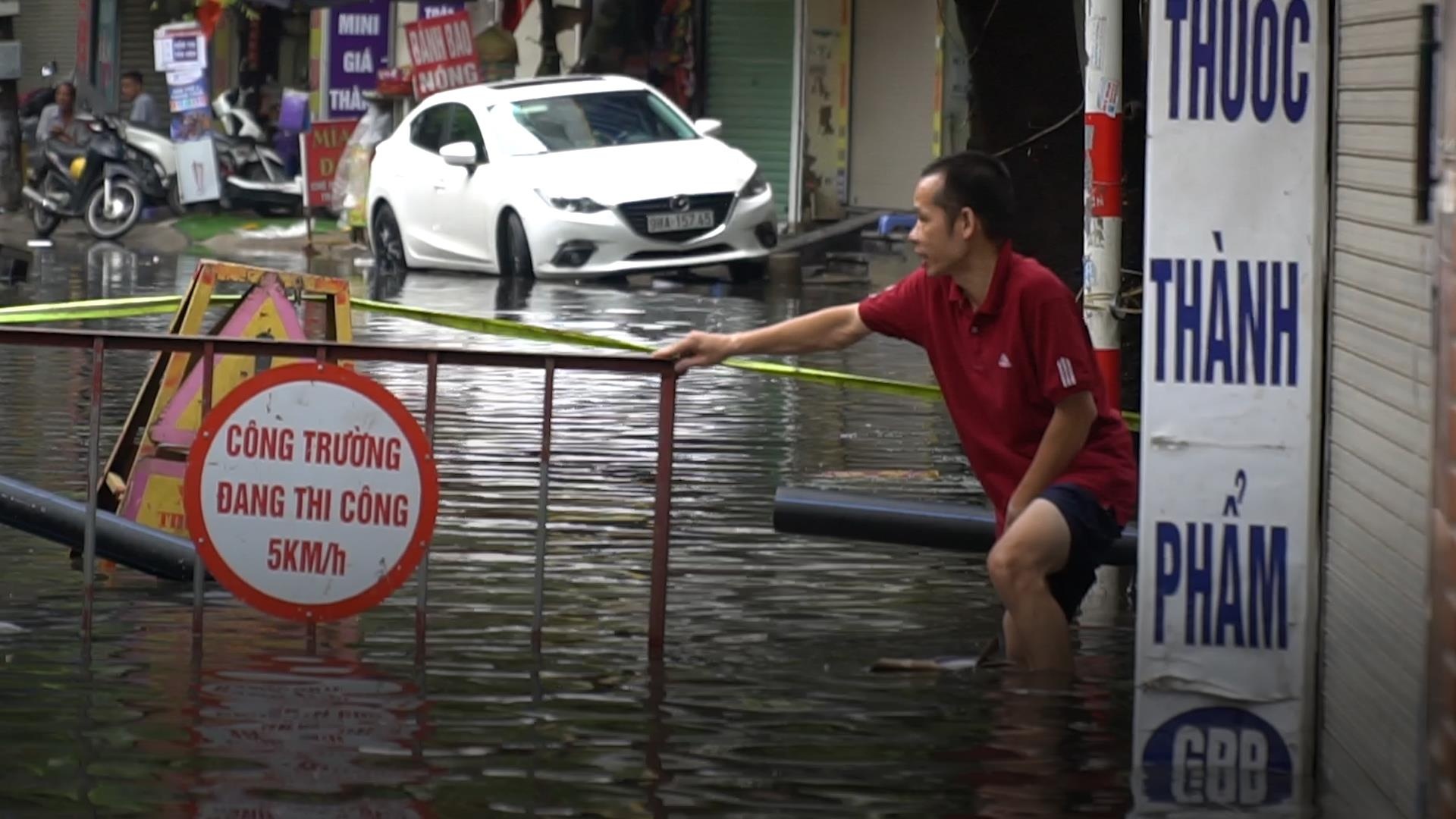Ha Noi ngap nuoc tu sang den trua sau tran mua lon hinh anh