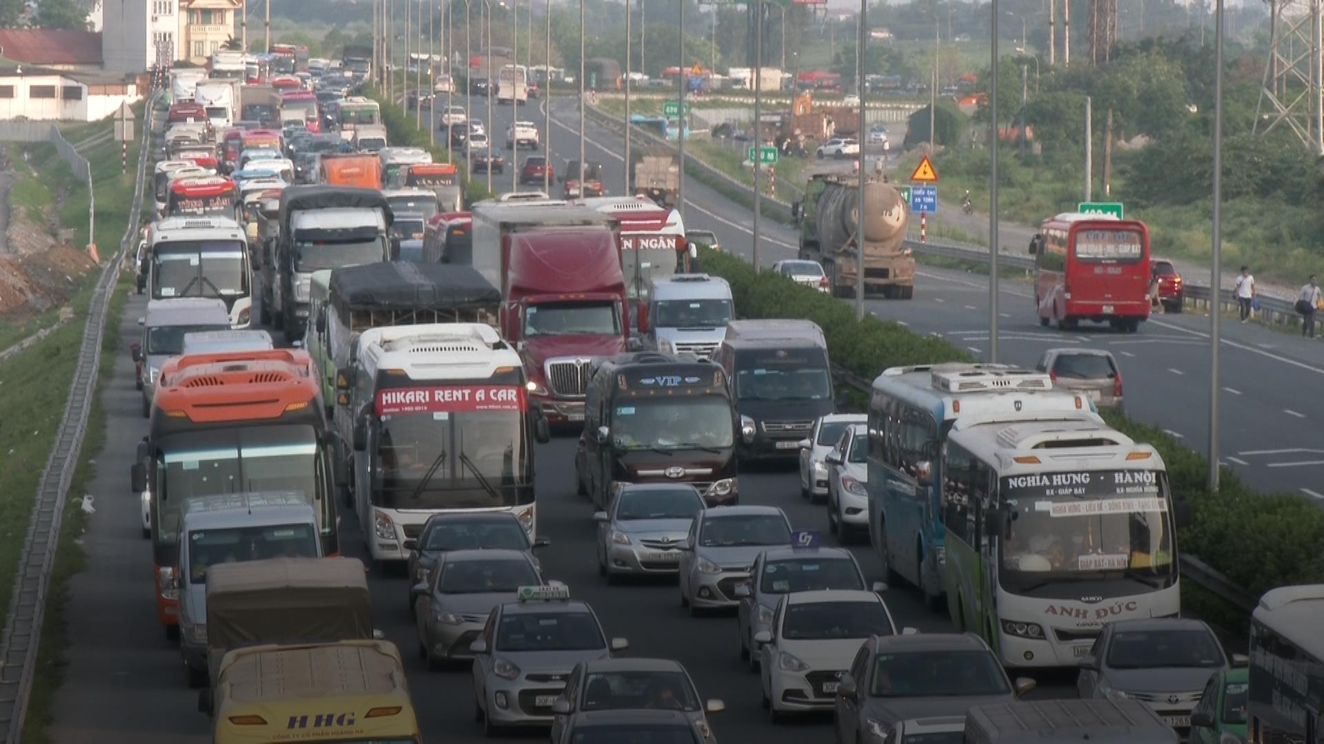 Un tac keo dai, tai xe phai tiep xang giua duong hinh anh