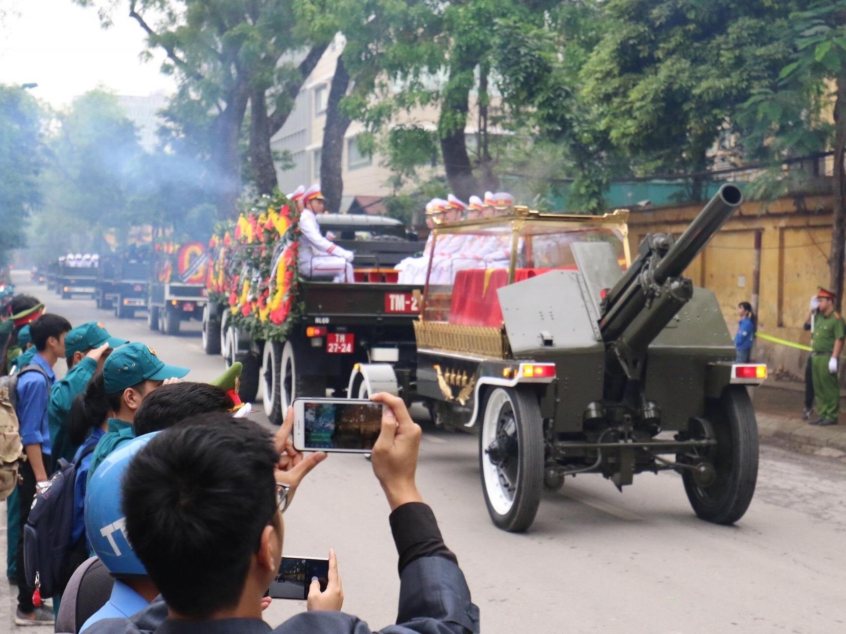 Linh xa dua linh cuu dai tuong Le Duc Anh roi Nha tang le Quoc gia hinh anh