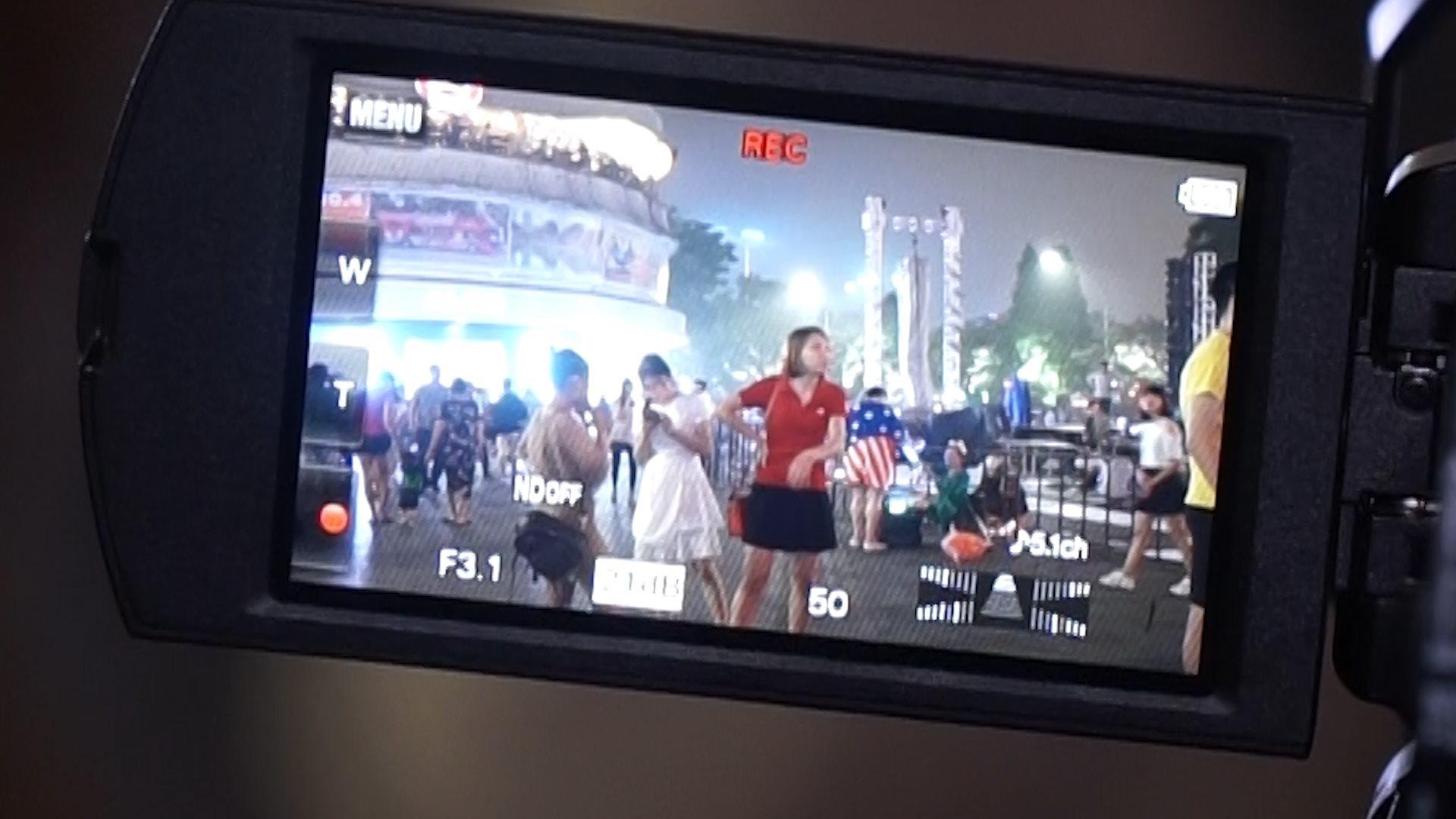 Nhan vien moi truong bi mang xoi xa khi ghi hinh nguoi vut rac bua bai hinh anh