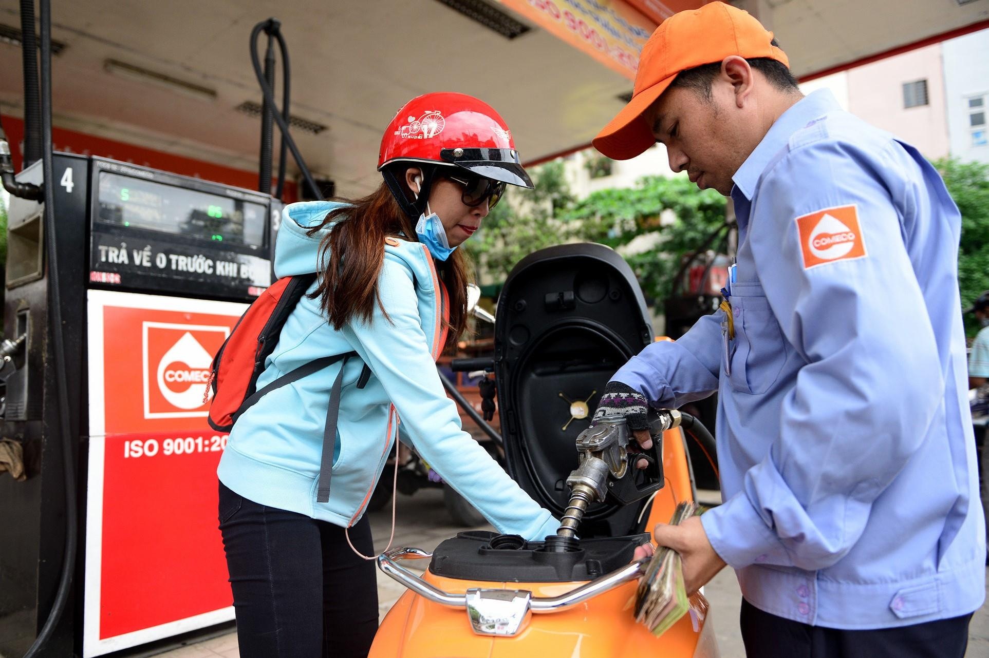 Gia xang tang dot bien, dan than kho, tinh chieu tiet kiem hinh anh