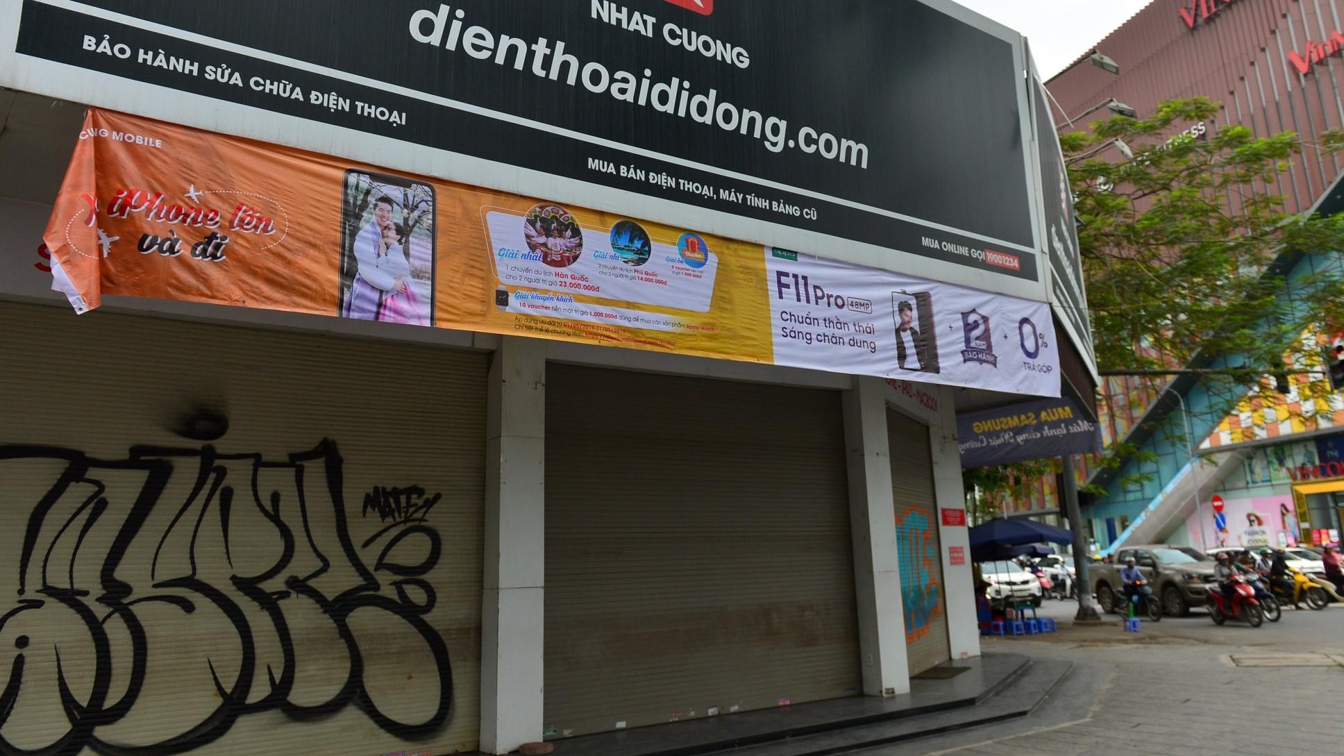Nhieu nguoi bat ngo vi chuoi cua hang Nhat Cuong mobile dong cua hinh anh