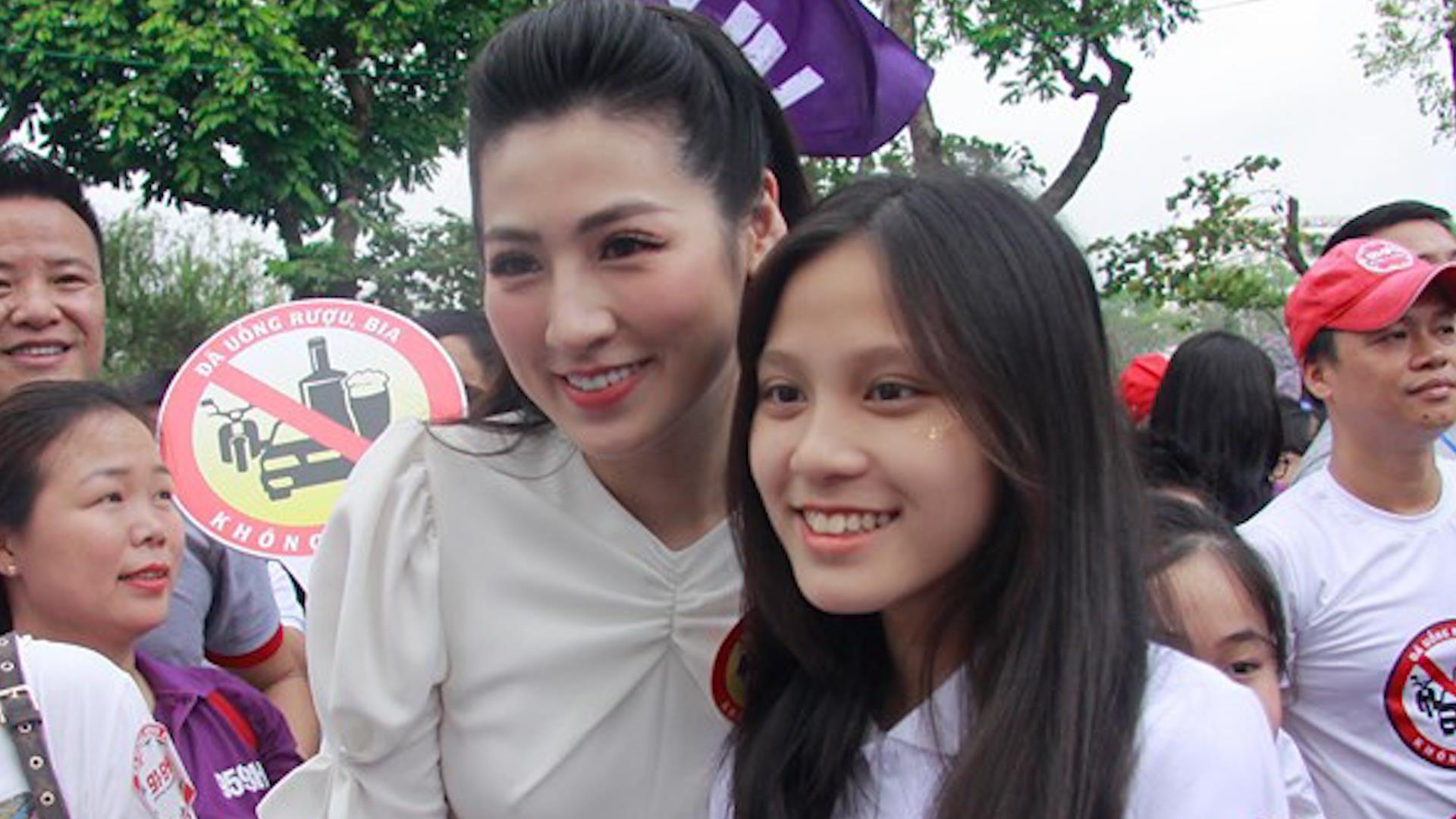 Quan chuc, nghe si di bo keu goi 'Da uong ruou bia - Khong lai xe' hinh anh