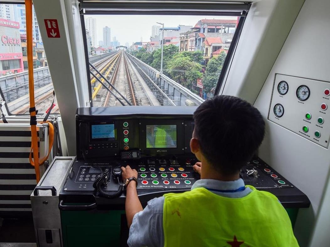 Tau dien tren cao Cat Linh - Ha Dong van hanh nhu the nao hinh anh
