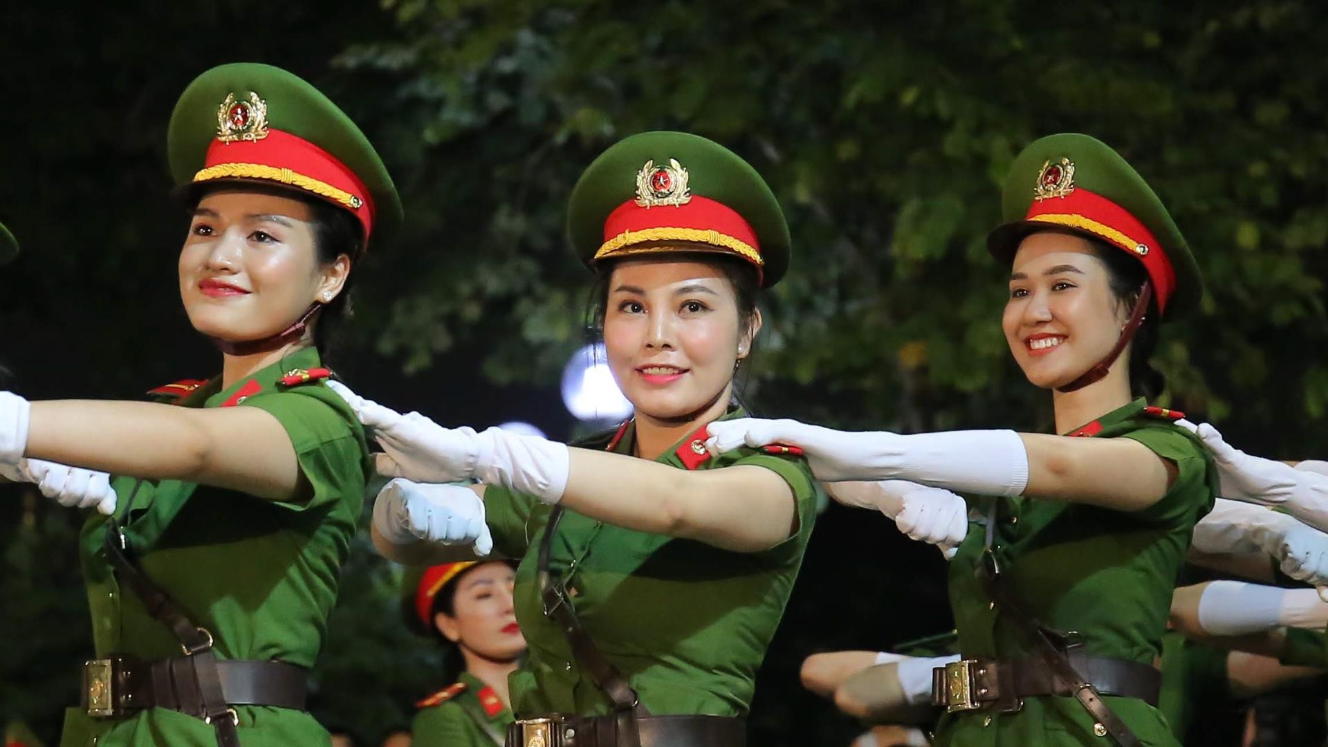 Doi ken cong an thu hut nguoi dan o pho di bo quanh ho Guom hinh anh