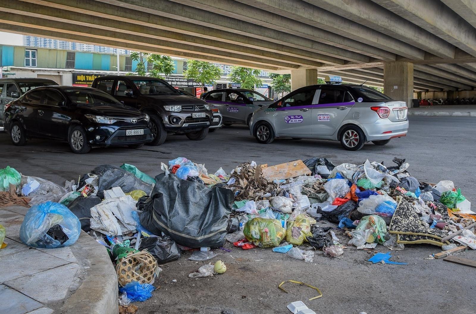 Rac thai un u, o nhiem bua vay Ha Noi hinh anh