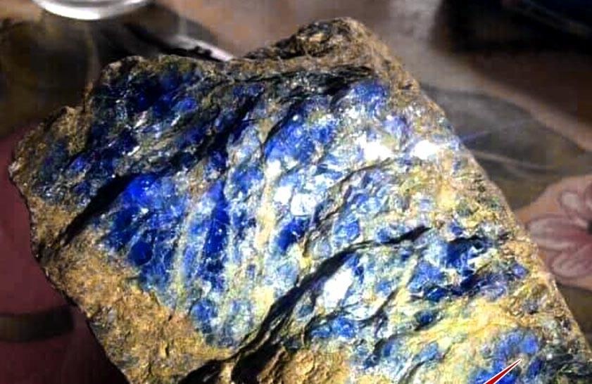 Hang tram nguoi tay cuoc tay xeng tim da quy voi hy vong doi doi hinh anh